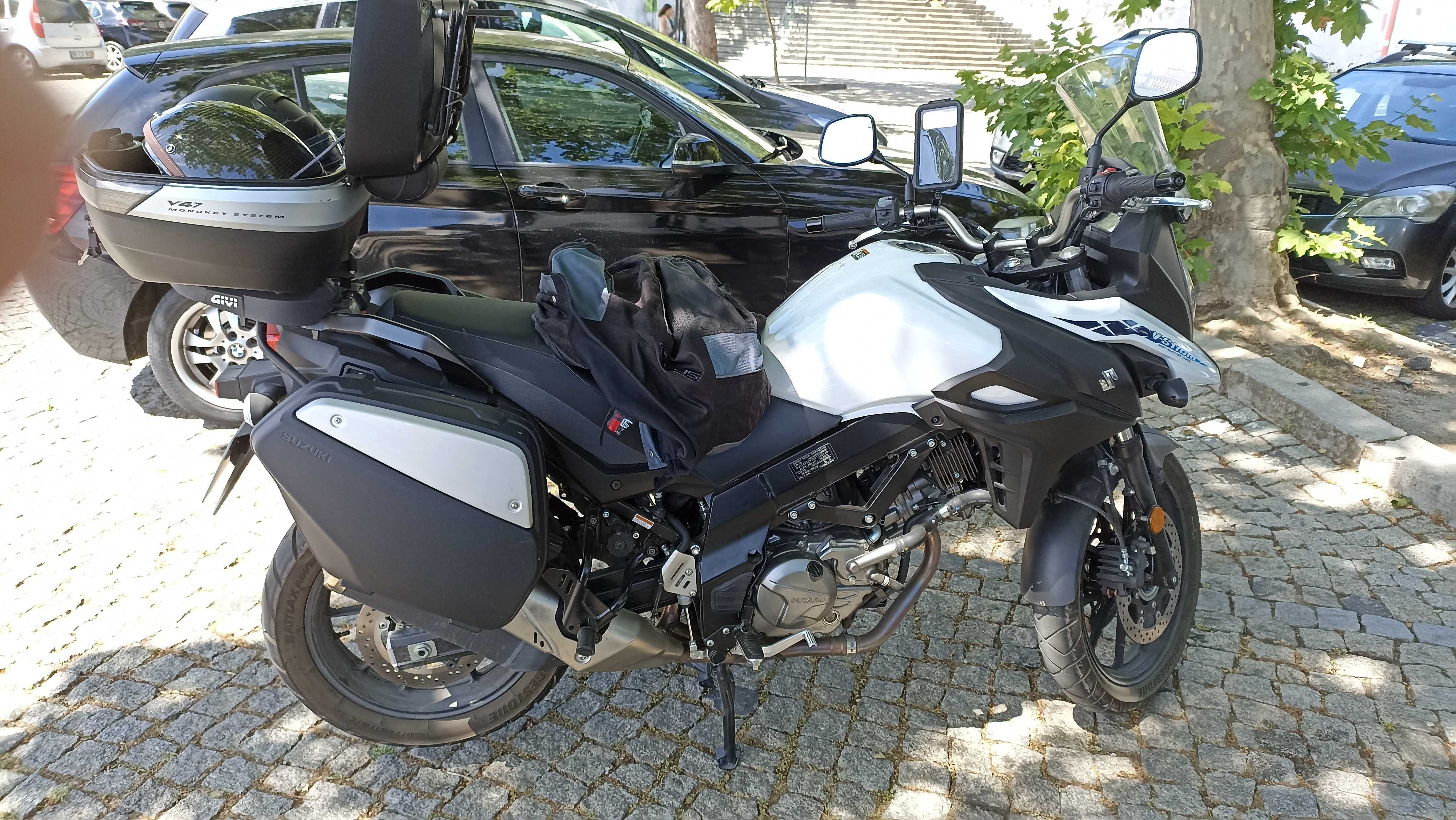 650 VSTROM 2022 com armazenamento de bagagem