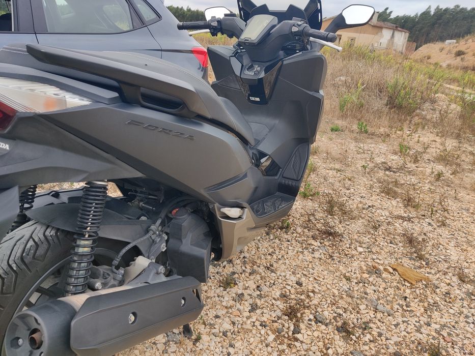 Honda Forza 125 preta
