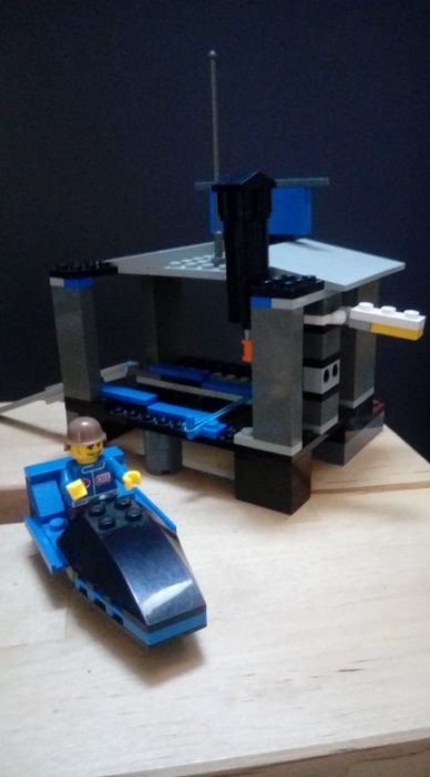 Poduszkowiec kryjówka łódź LEGO World City 7045