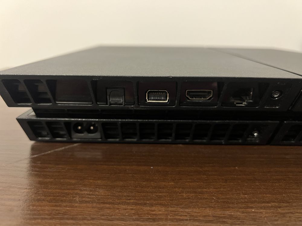 PlayStation 4 Slim 1T + 3 gry
