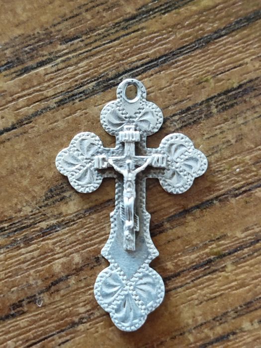 Срібний хрестик .