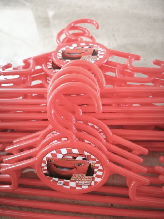 Pack 24 cabides criança Faísca Mcqueen