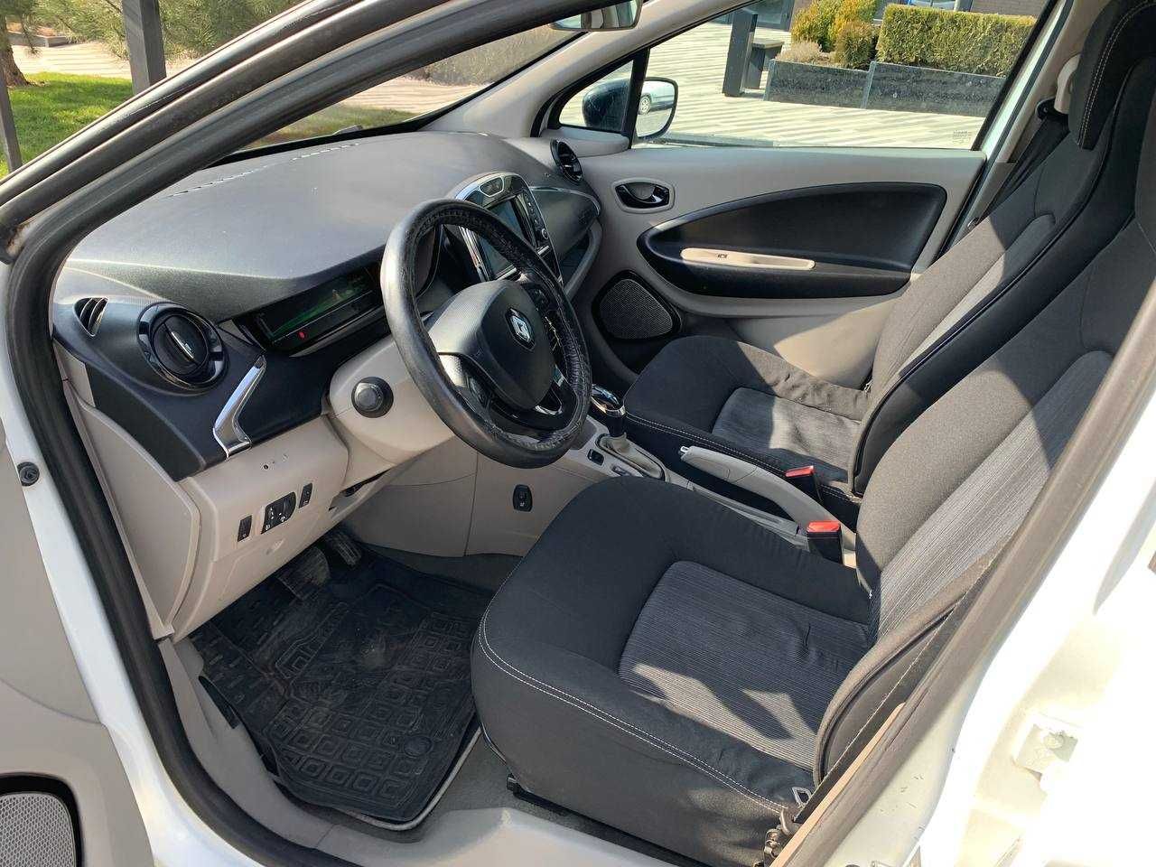 Прокат електромобіля Renault Zoe — економно та зручно