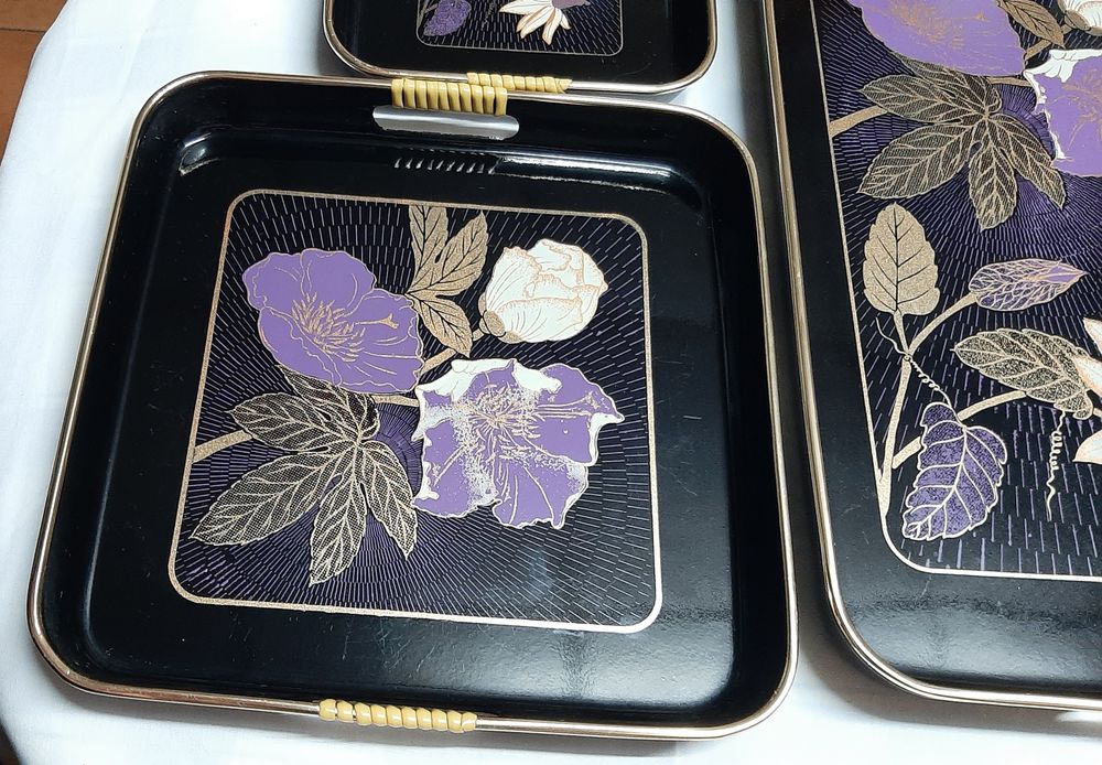 3 bandejas pretas com flores