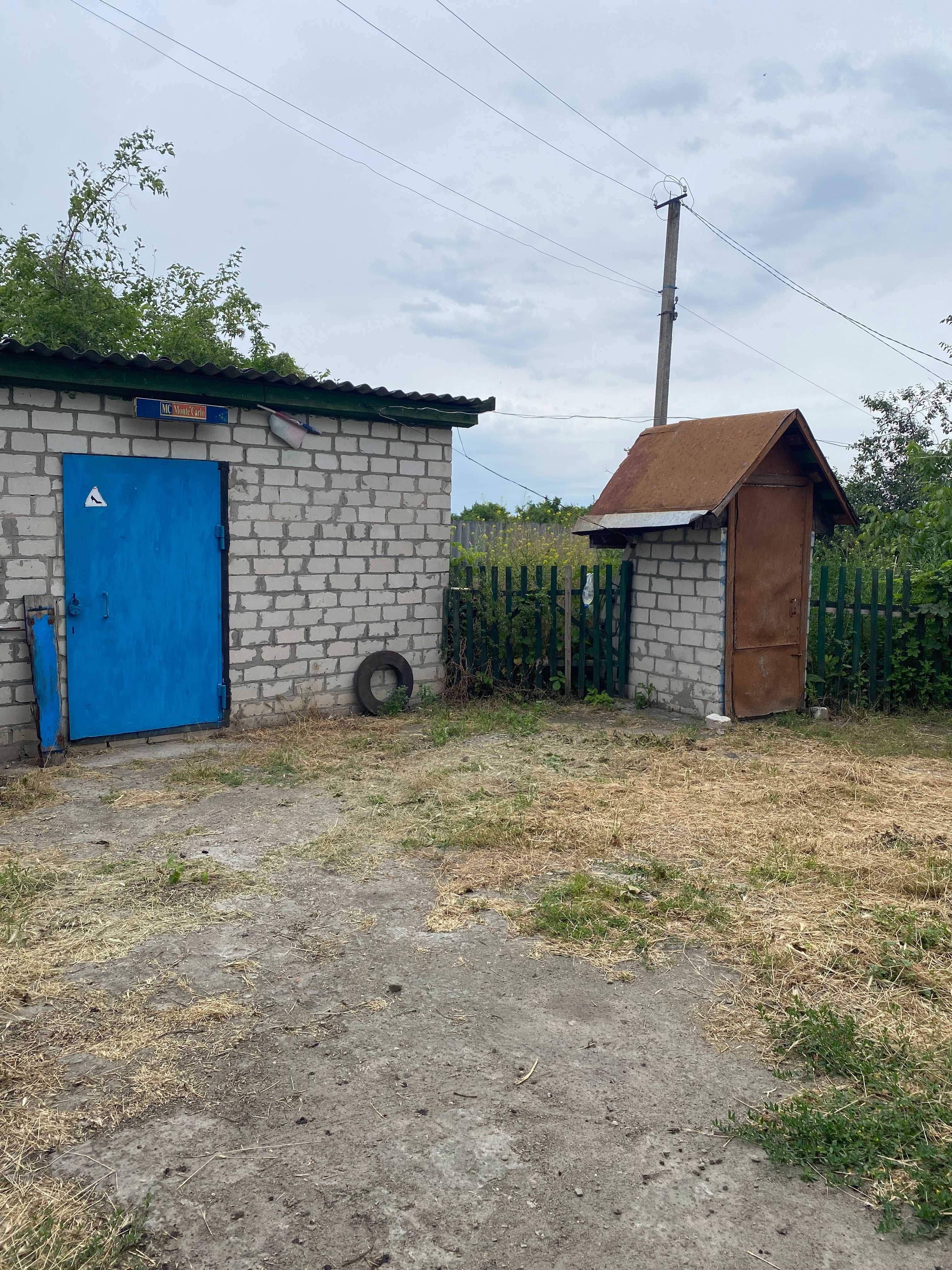 Будинок для дачі чи для проживання в затишному місці.