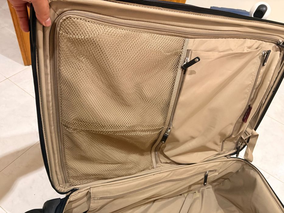 Mala grande de viagem Emidio Tucci — 4 rodas, bom estado, preta