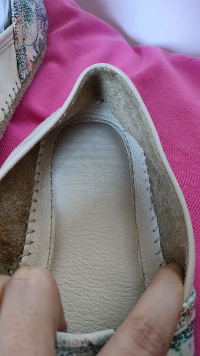 Alpercatas floridas em pele