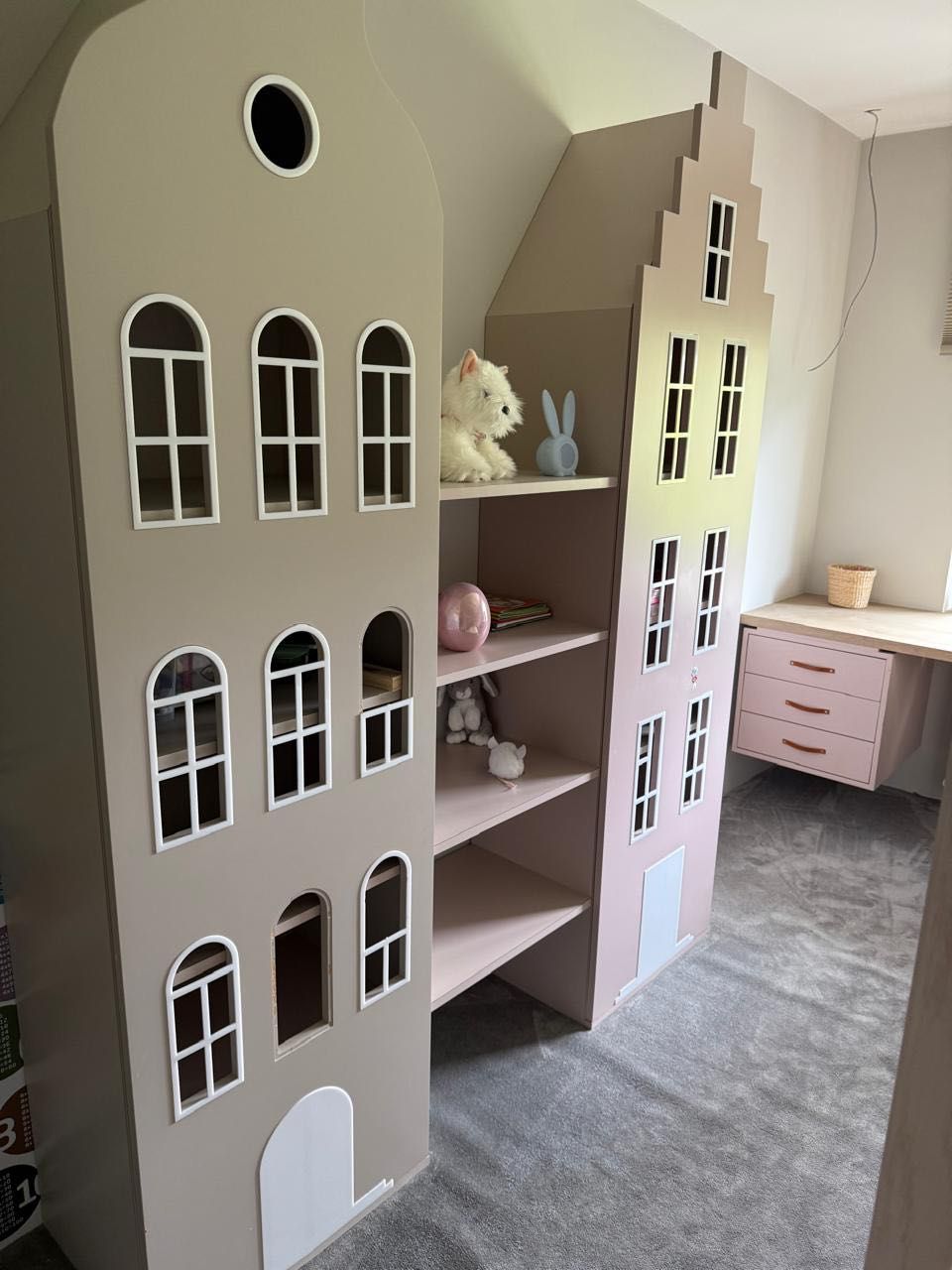 Meble do pokoju dziecięcego w kształcie domków holenderskich