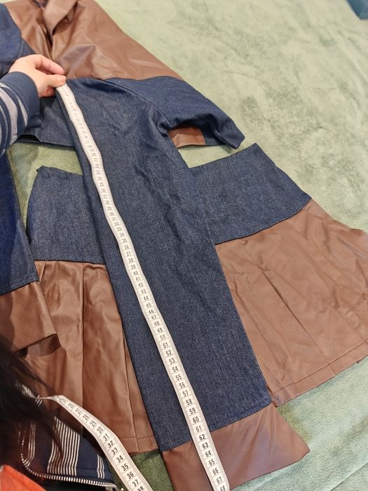 Dwuczęściowy komplet: krótka kurtka i plisowana spódnica