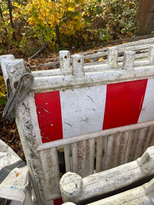 Barierki , płotki, stopy , zabezpieczenie wykopu budowy