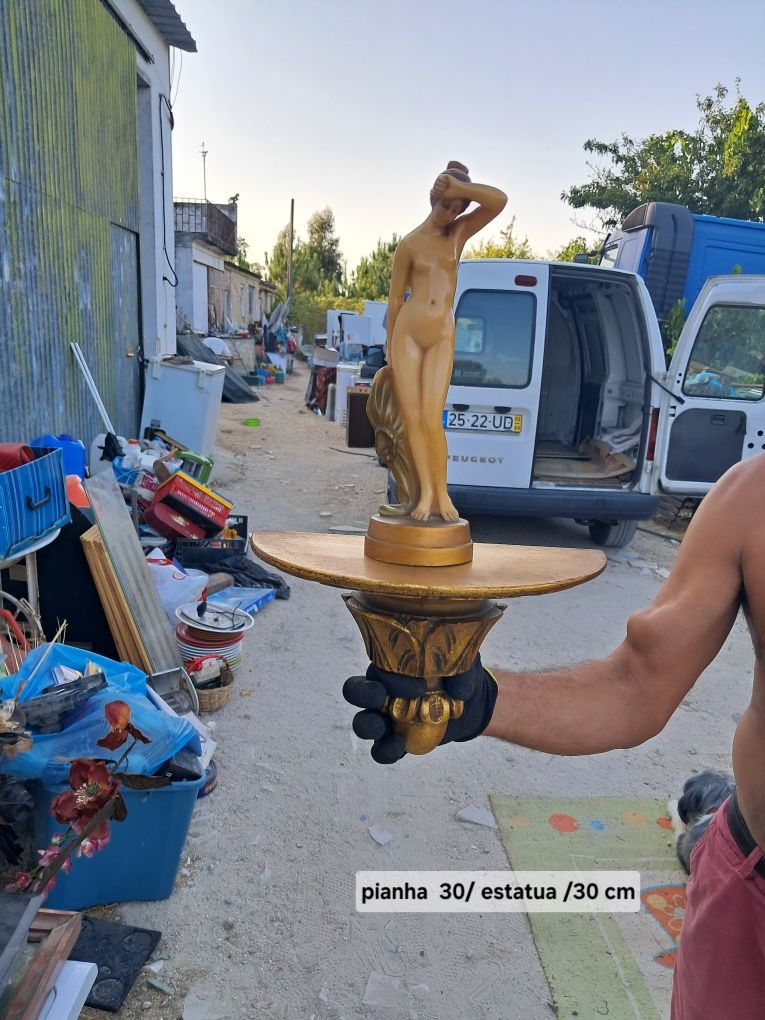 Estatueta em marfinite e pianha em madeira