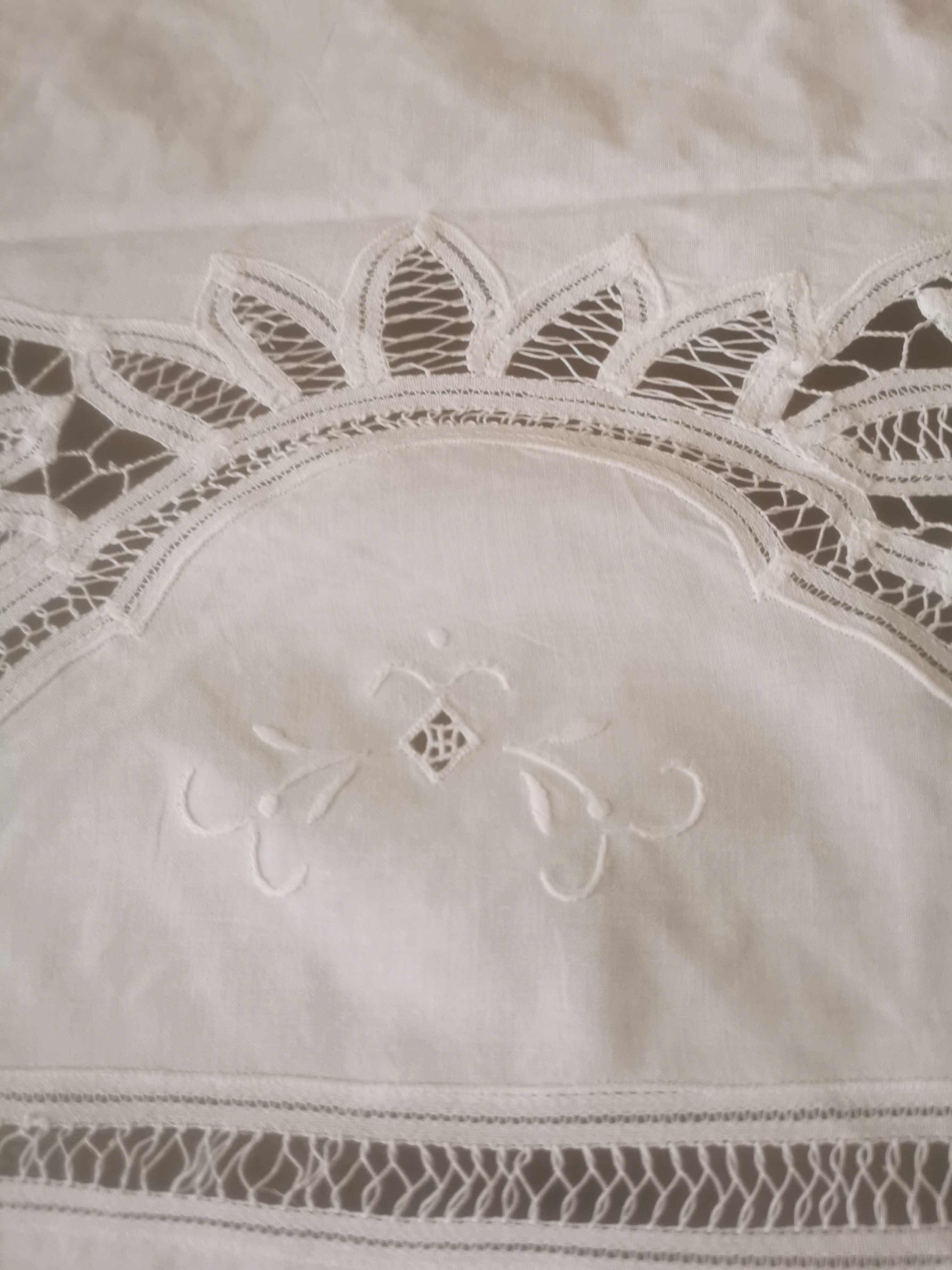 Toalha de mesa em linho com Bordados em renda de Bilros