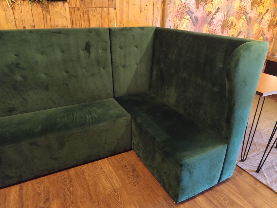 Sofá de veludo verde