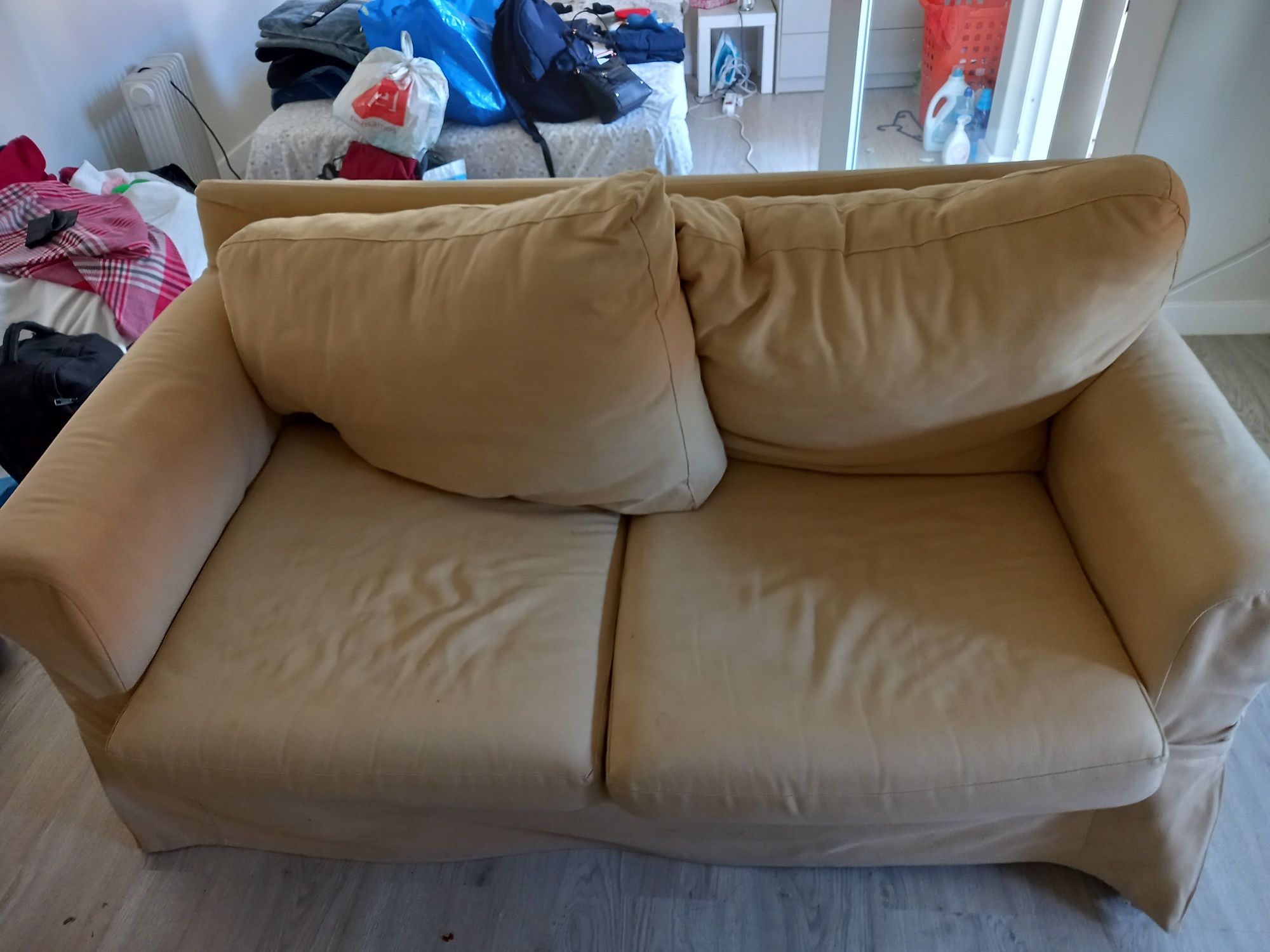 Vendo esse sofa 100 euros com desconto