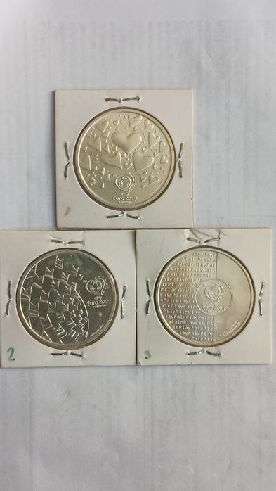 Conjunto de 3 moedas do euro 2004.