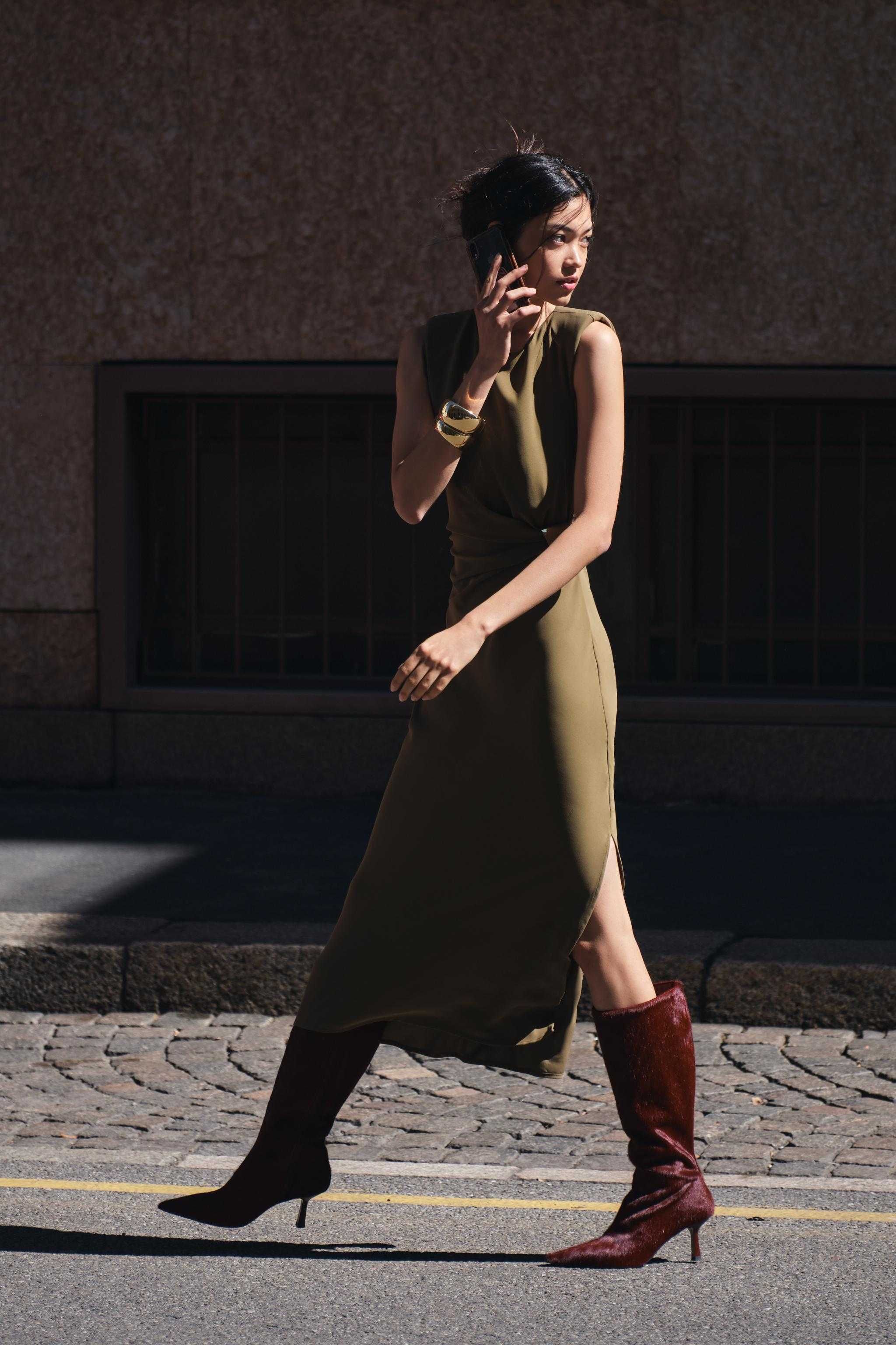 Elegancka sukienka midi khaki klamra drapowanie