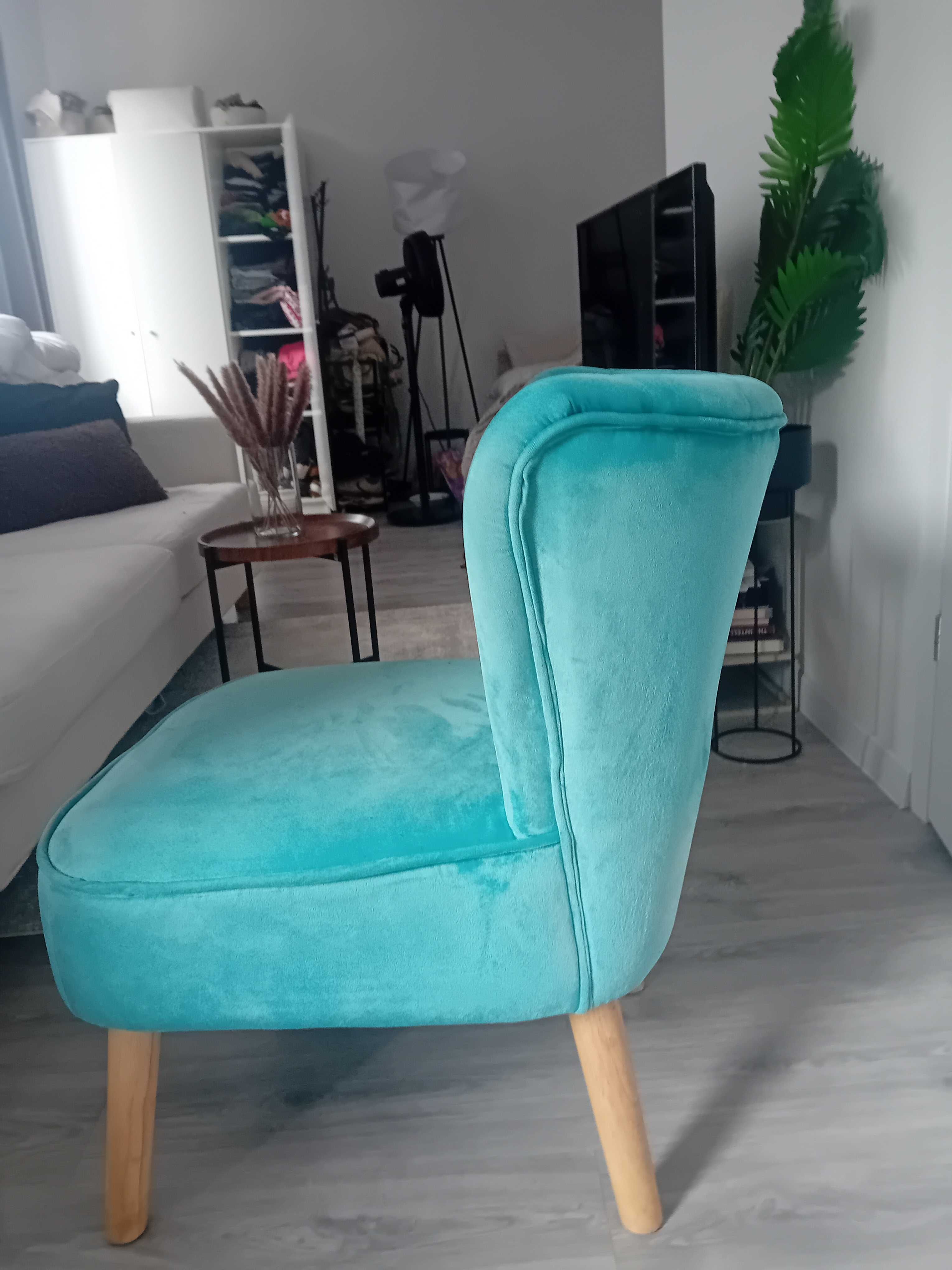 niebieska sofa z podnóżkiem