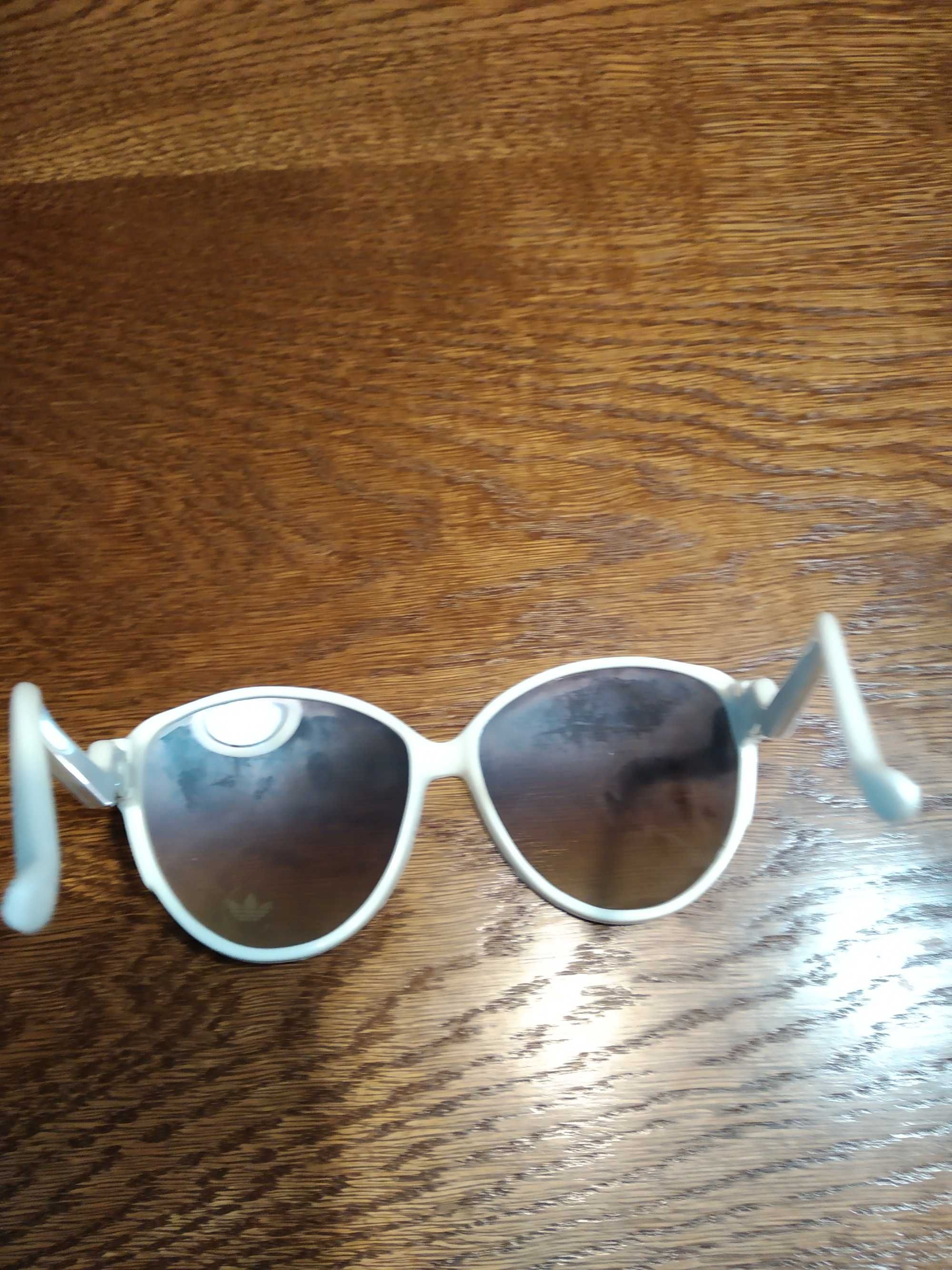 Białe damskie okulary przeciwsłoneczne
