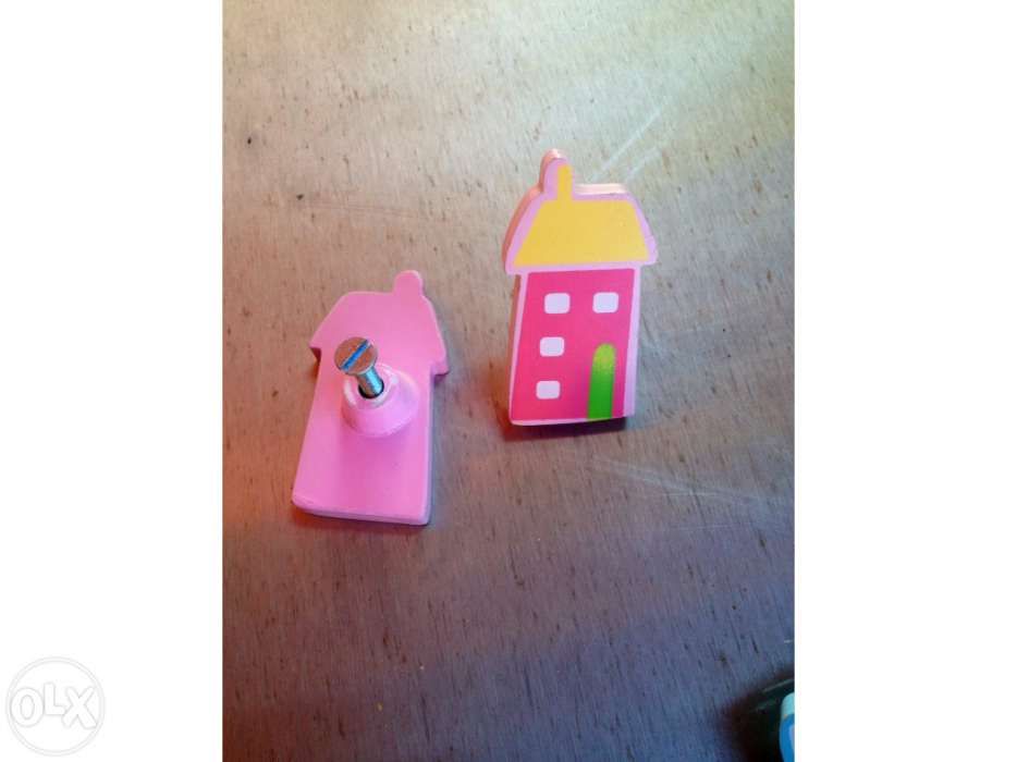 Puxadores em madeira para armários de criança