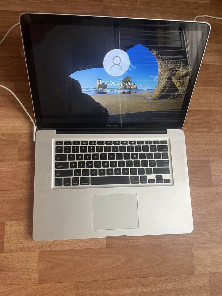 Продам MacBook Pro 2010 без батареи.