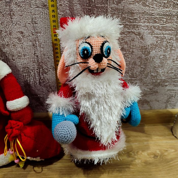 Вязаные Дедмороз и заяц из ну погоди .