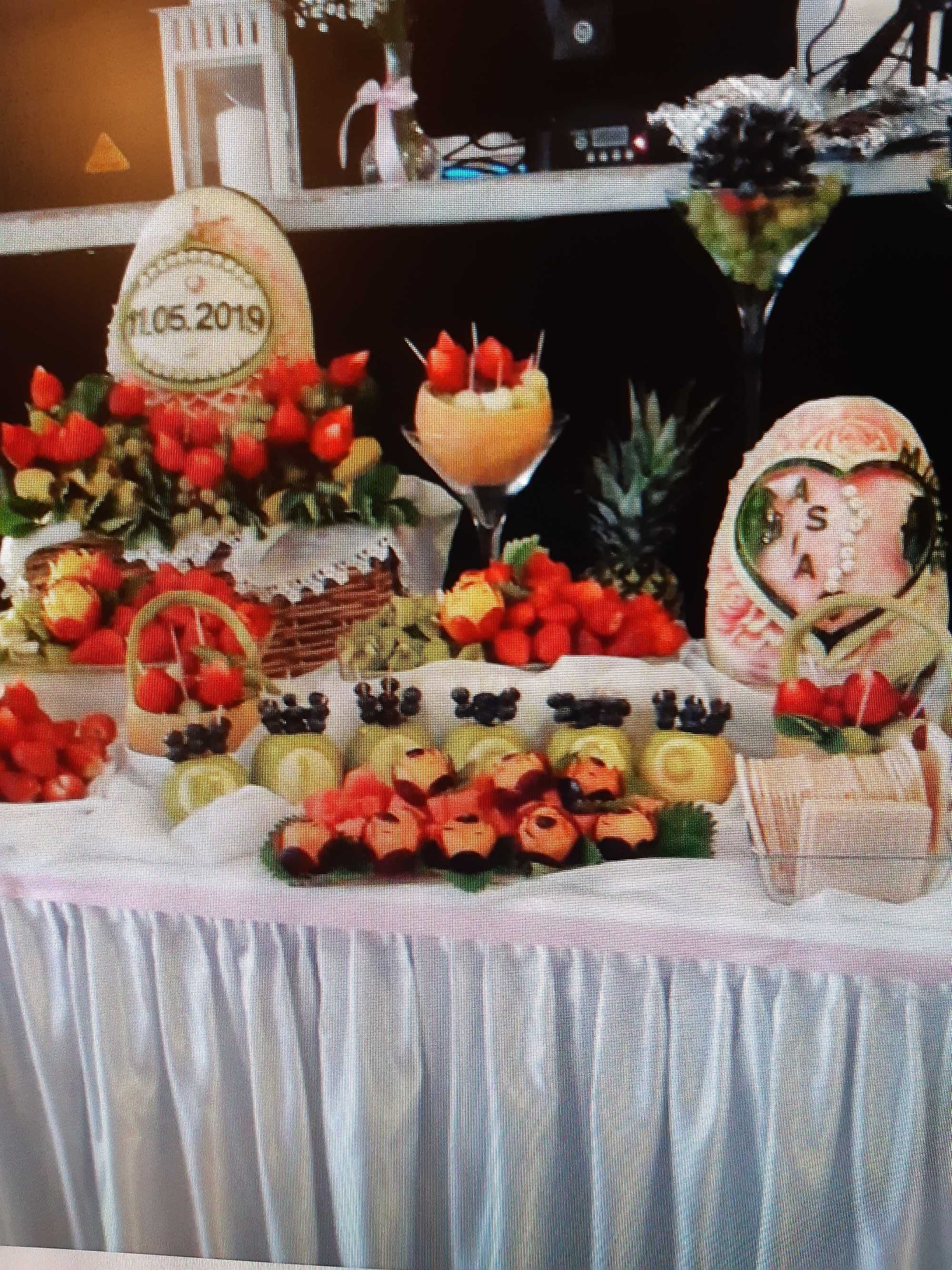 Efektowny bufet owocowy na komunię lub przyjęcie weselne .