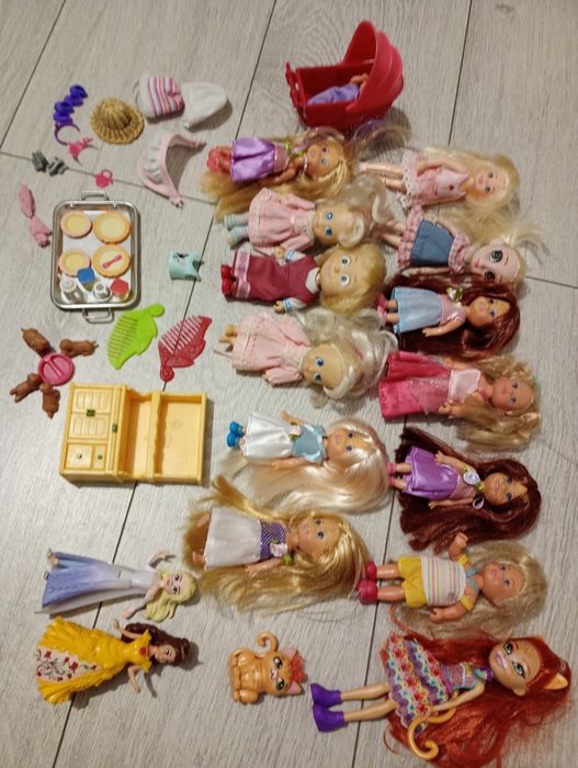 15 małych laleczek z ubrankami i akcesoriami