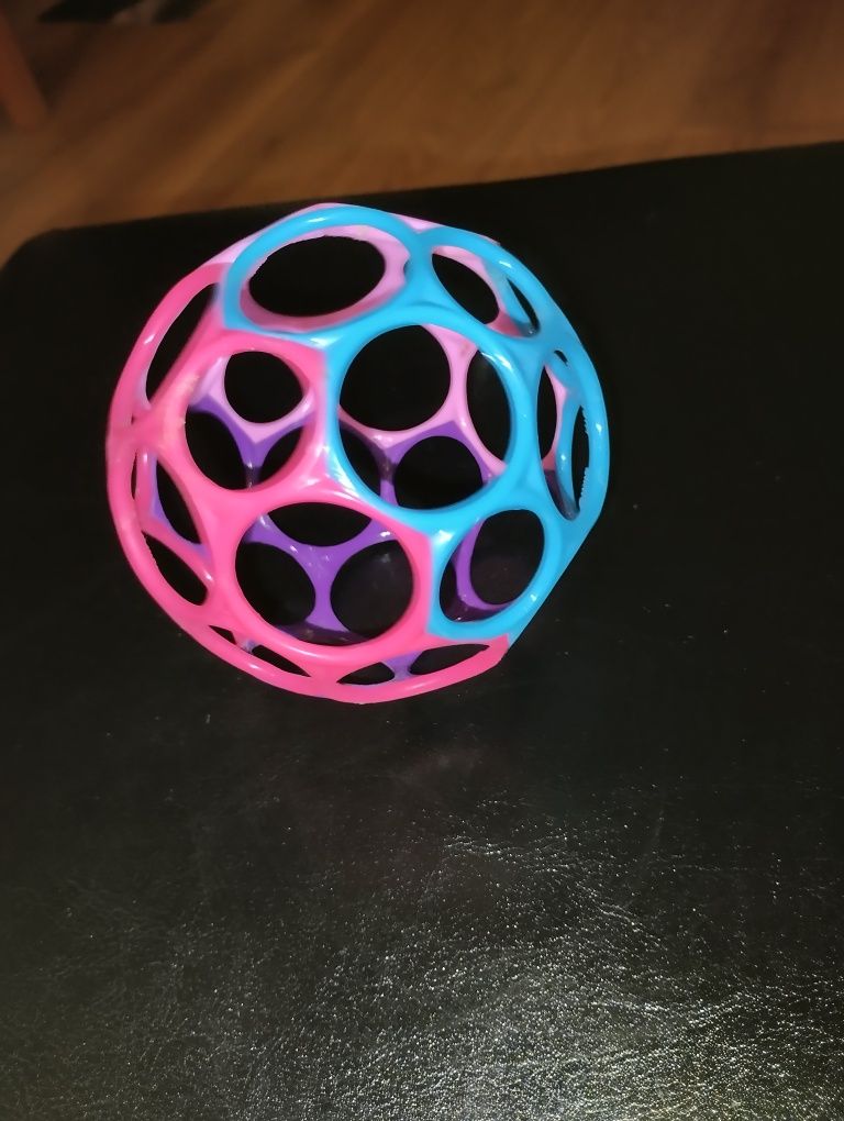 Piłka z dziurkami zabawka