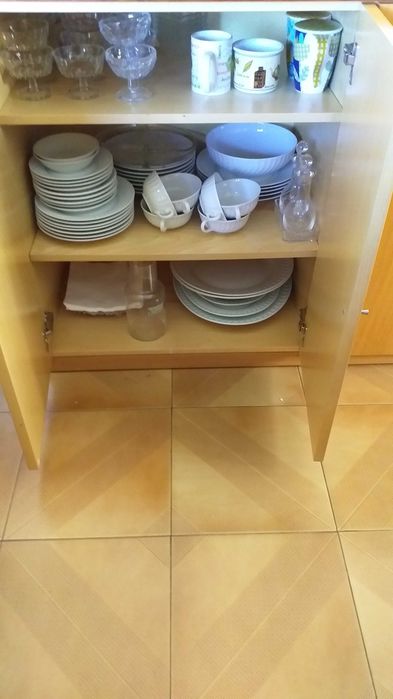 Vendo mesa de jantar e aparador