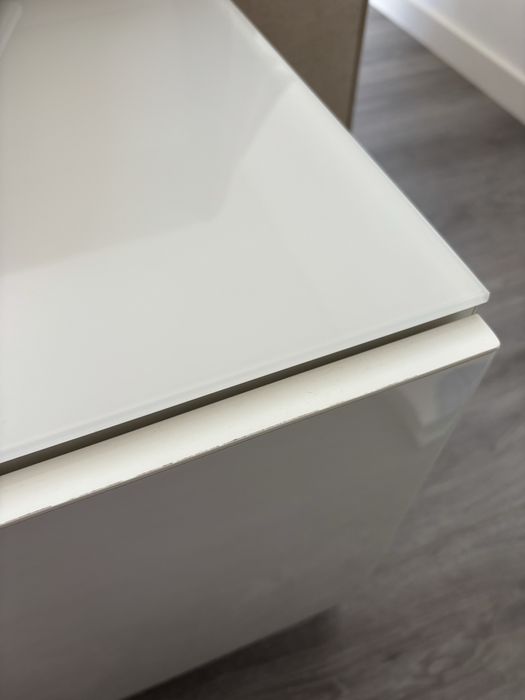 Móvel TV IKEA Besta em lacado branco com painel superior em vidro