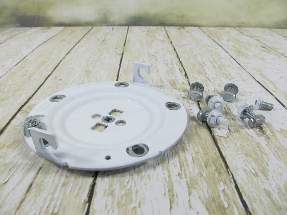 Biała kryza grzałki bojlera elektrycznego Ariston ze śrubami