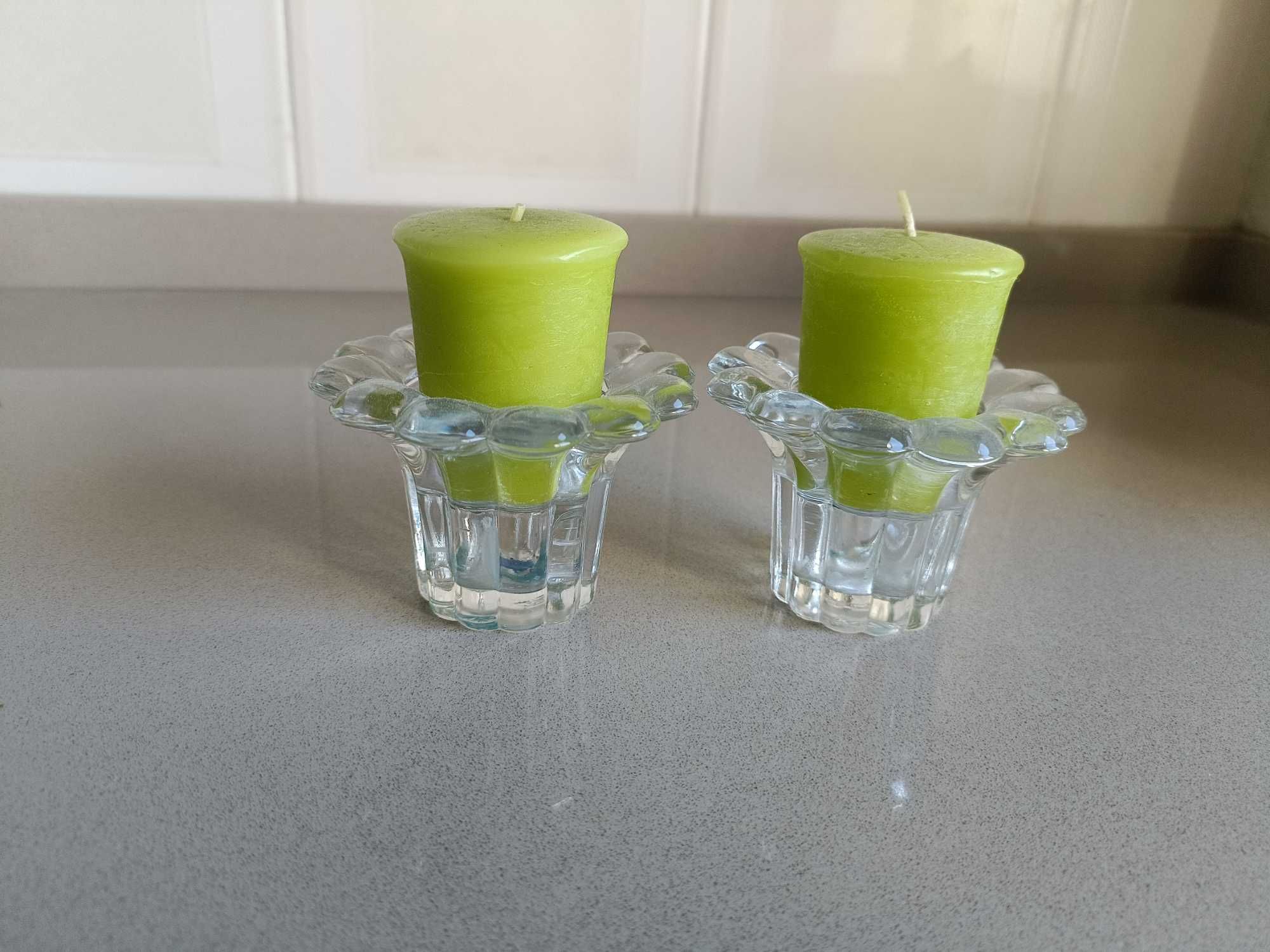 Par de castiçais de vidro em formato de flor, com velas incluídas