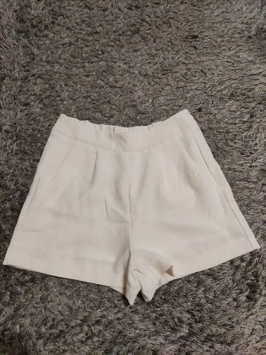 Eleganckie spodenki białe