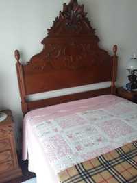 Mobília de quarto ( cama, mesinhas cabeceira e cómoda)