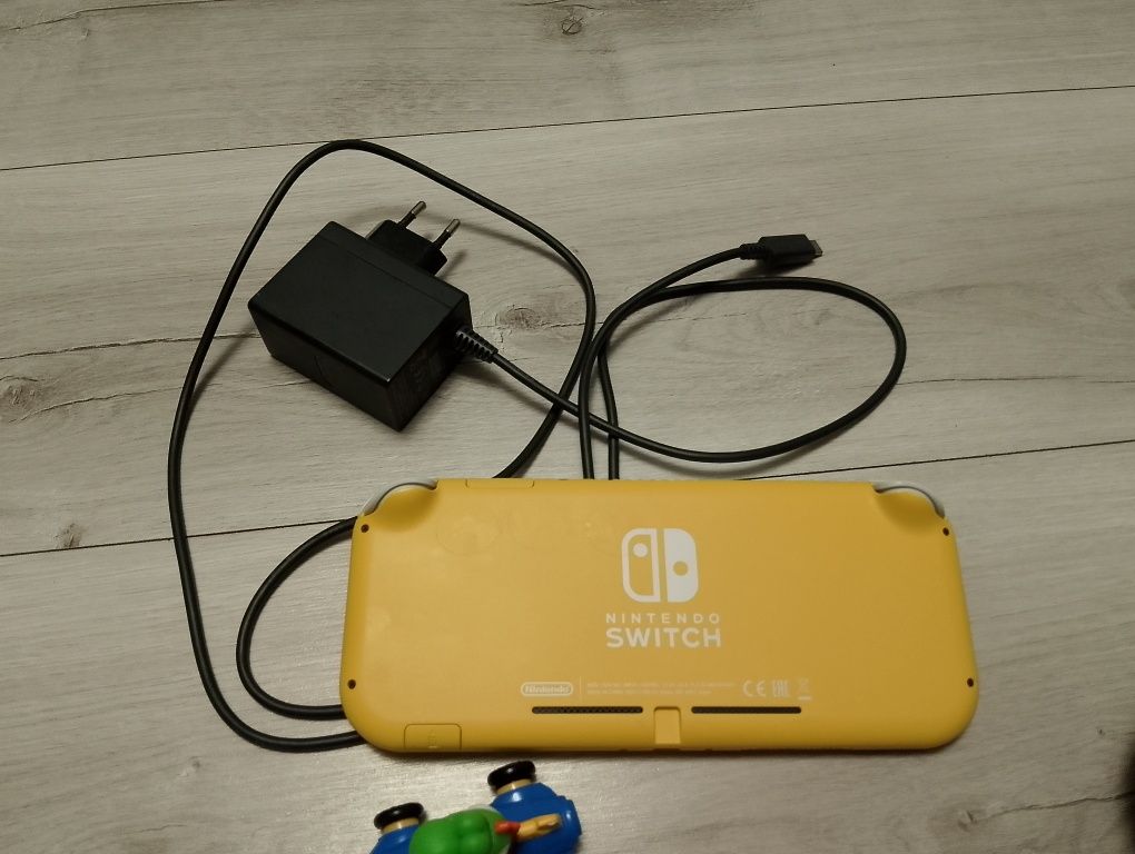 Żółte nintendo switch lite