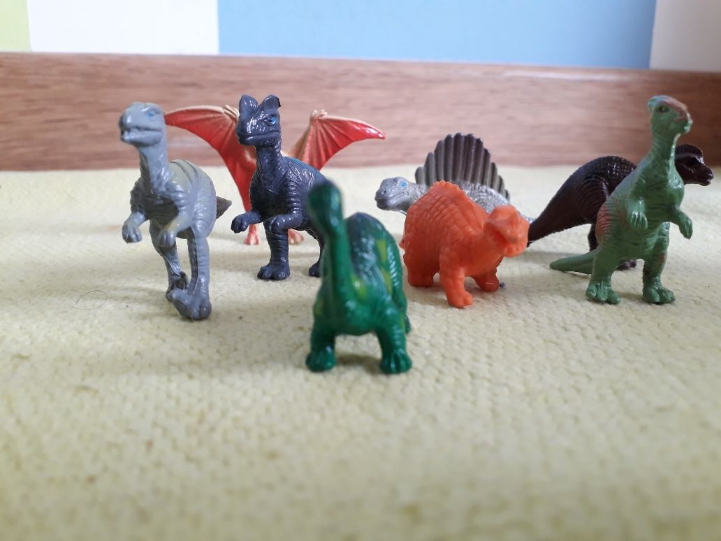 Conjunto de figuras de borracha - animais selvagens e dinossauros