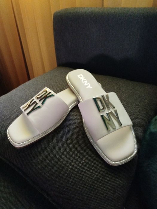 Piękne oryginalne klapki DKNY