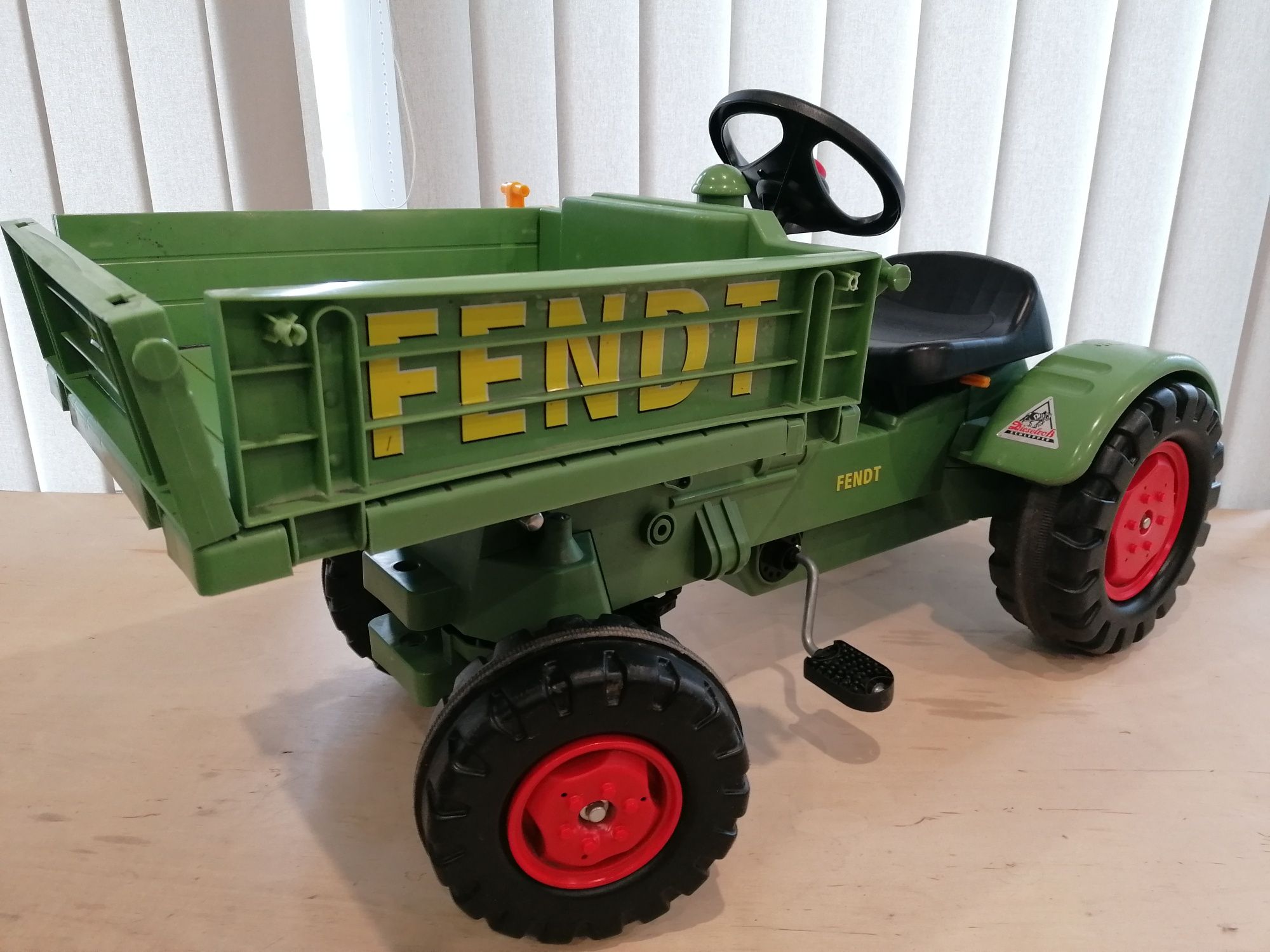 Traktor na pedały auto ciągnik Fendt dla dziecka