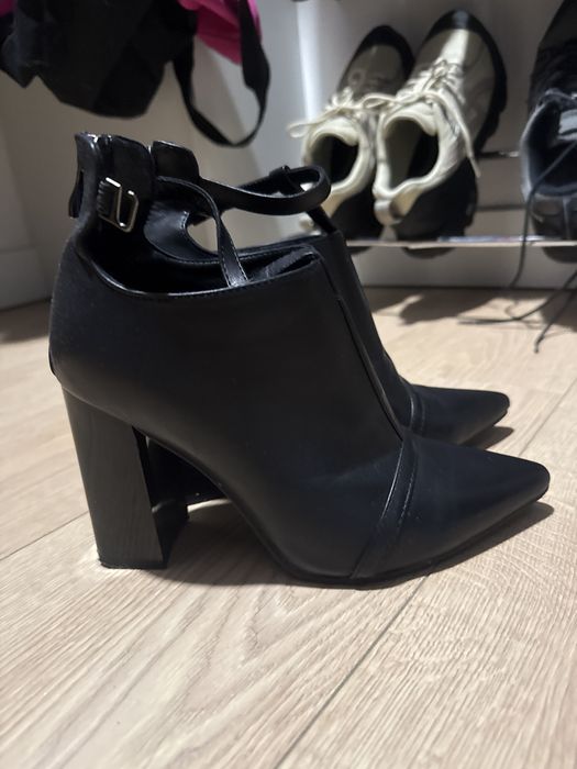 Нові шкіряні ботильони