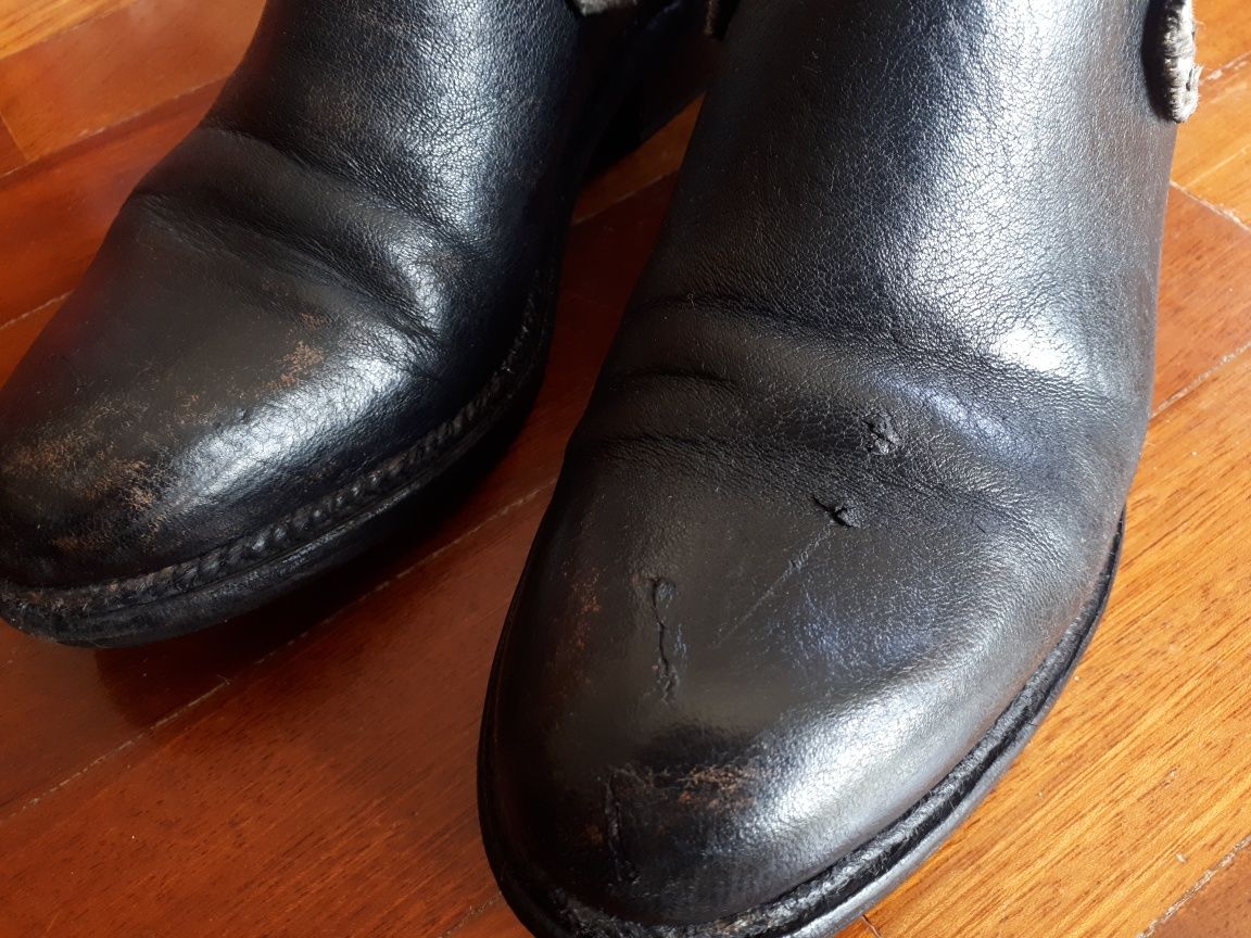 Botins em couro preto