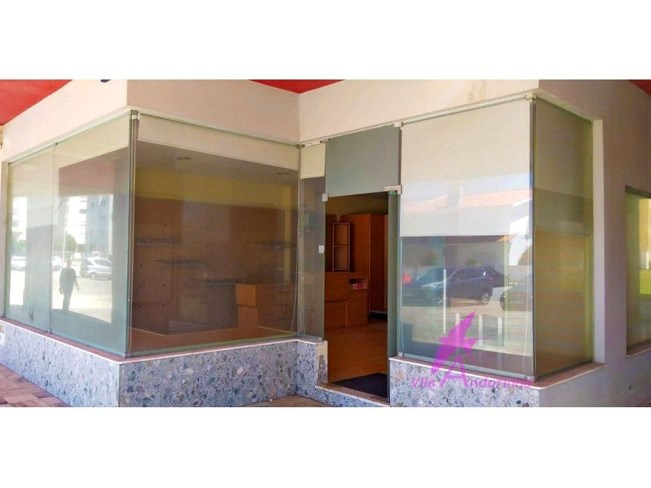 Loja para comércio a 500 metros apé da Praia da Amorosa