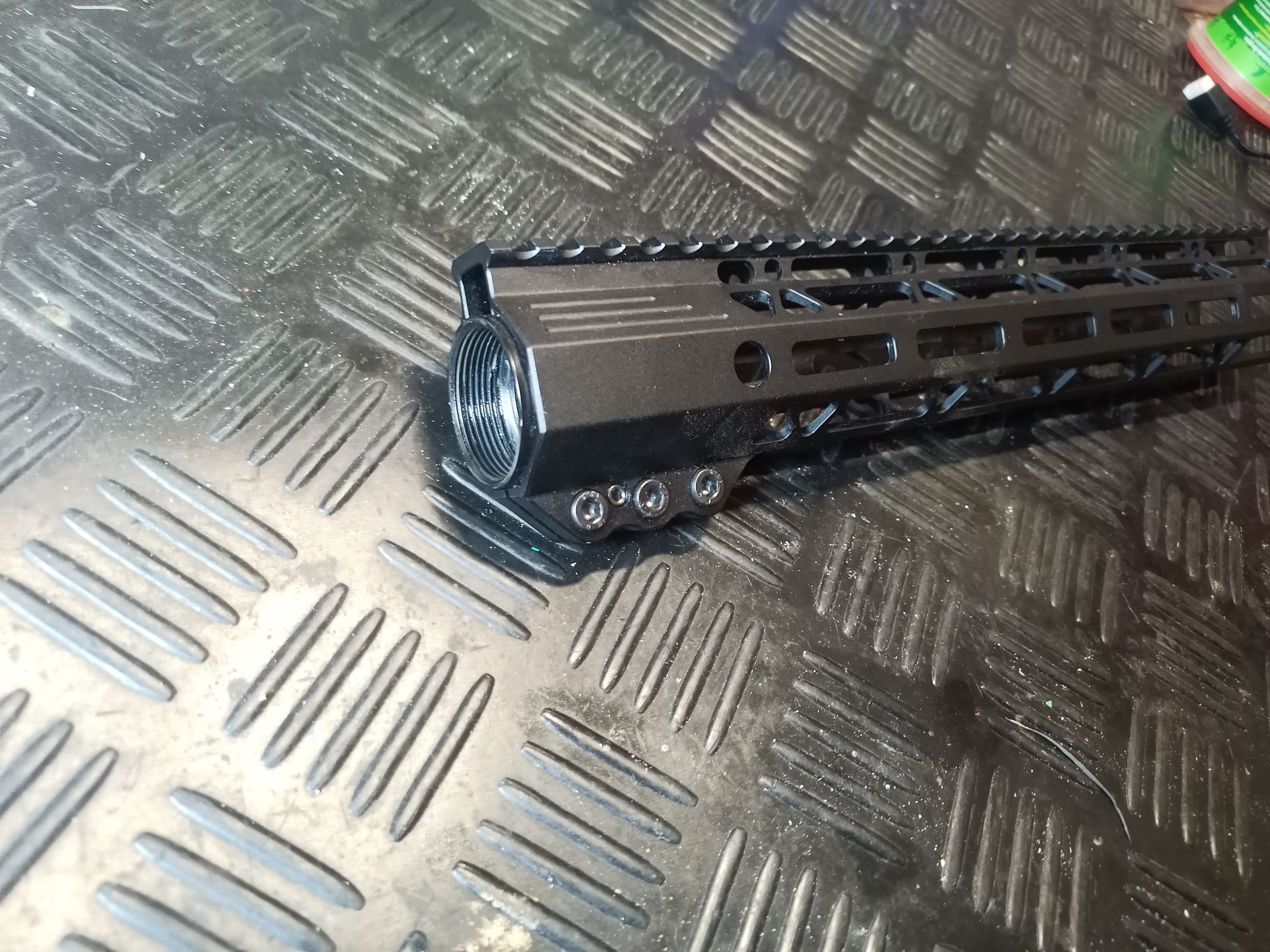 Łoże M-LOK AR15 12" CLIP-ON obudowa stalowa