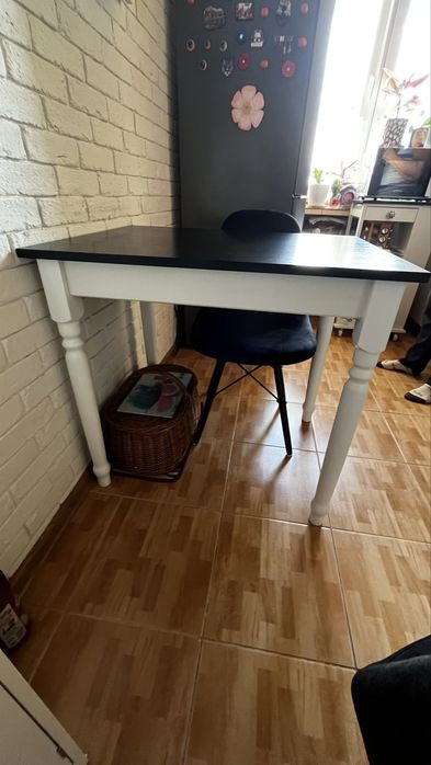 Stół w stanie bardzo dobrym, idealeny do kuchni