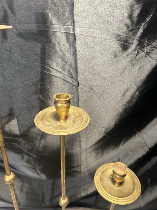 Zestaw trzech mosiężnych świeczników elegancka dekoracja