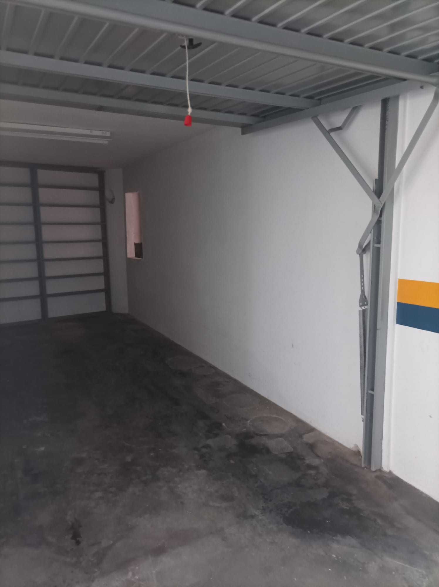 Garagem junto á zona da Solum