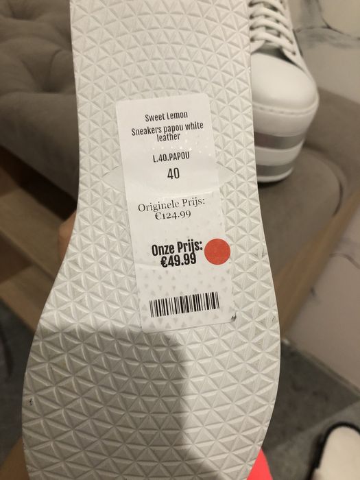 Шкіряні нові кросівки з європи,легкі та зручні