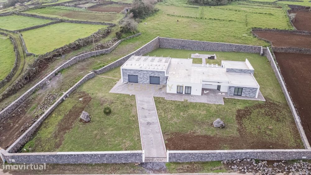 Luxuosa vivenda nova com piscina na Ilha Terceira