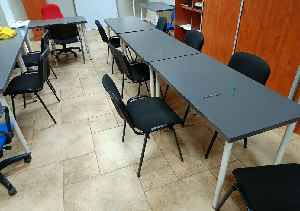 Stoły biurowe i krzesła