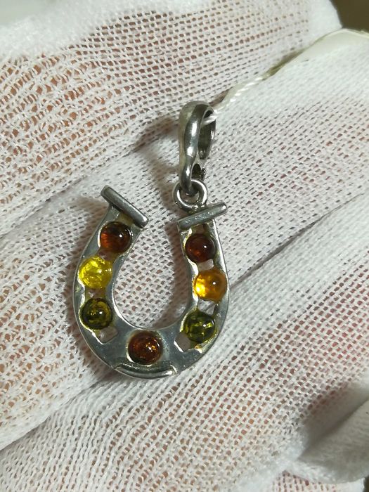 Серебряный набор серьги и кулон с янтарем.