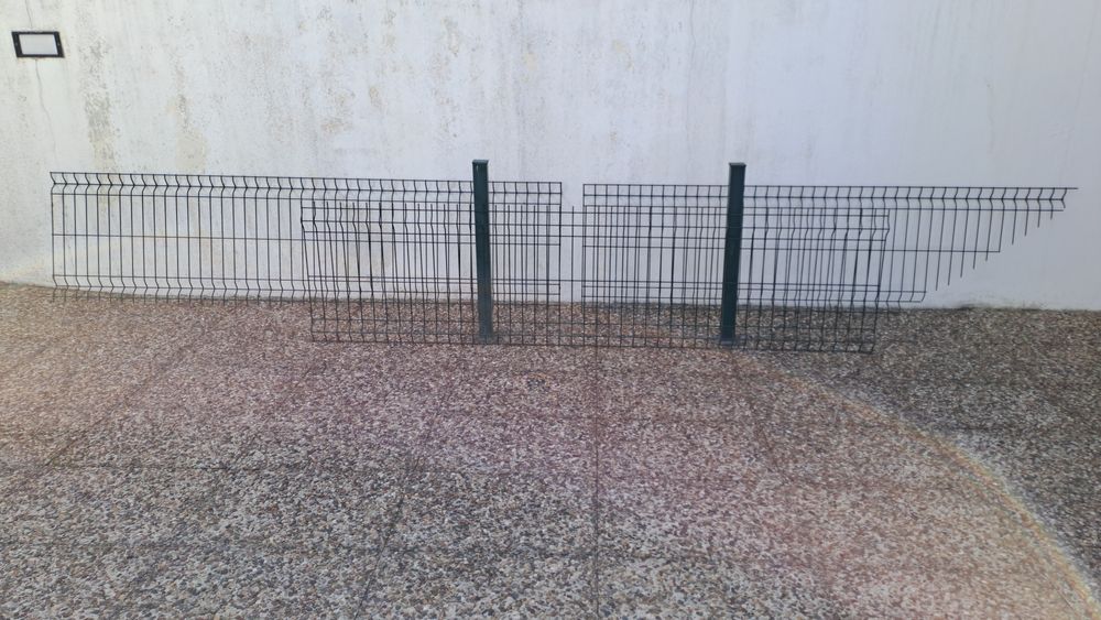 Painel metálico verde + 2 postes quadrados